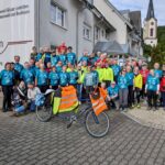 Gruppenbild Tandemtreffen 2026, mehrere Personen vor dem Hotel des Tandemtreffens.