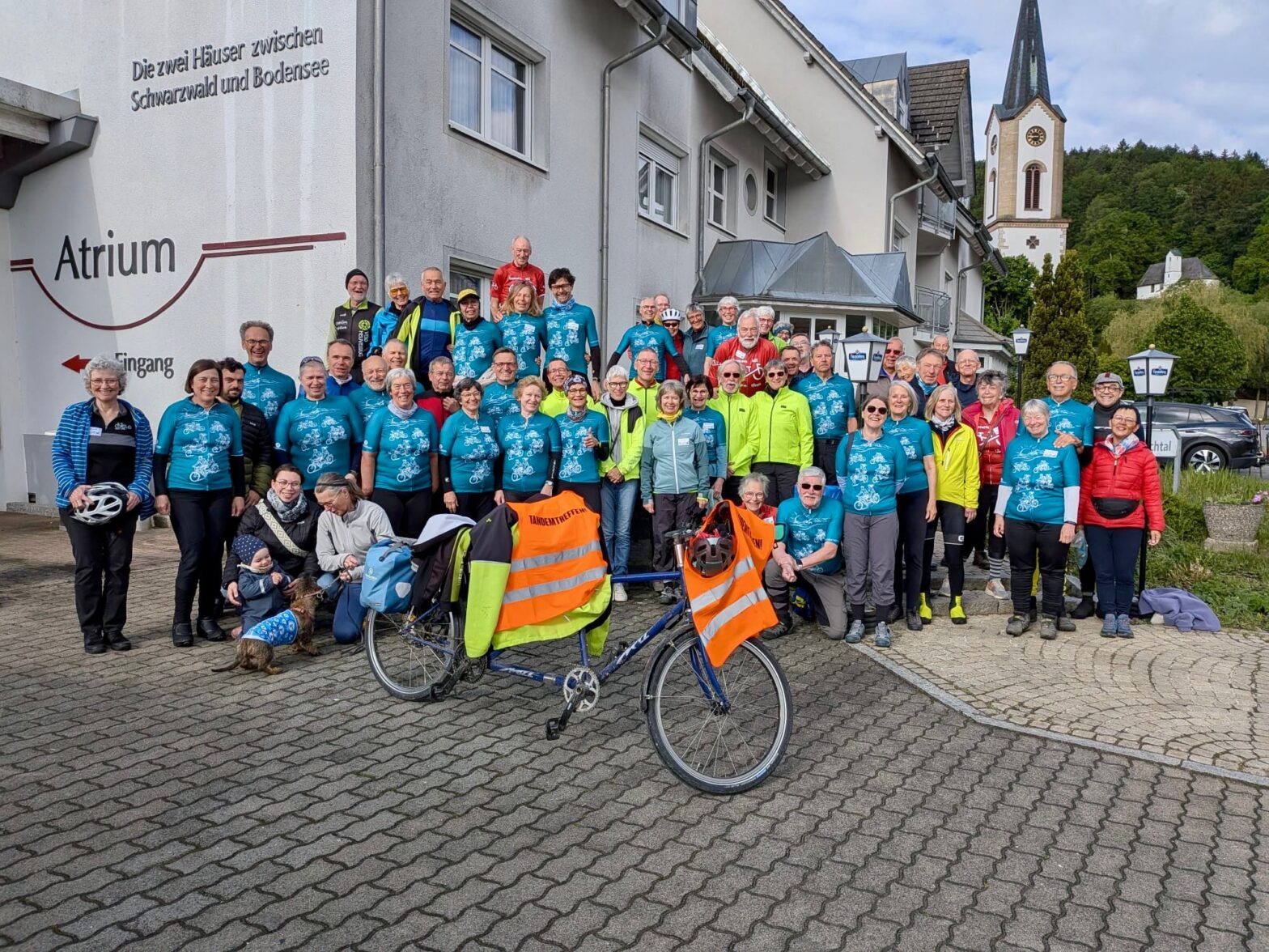 Gruppenbild Tandemtreffen 2026, mehrere Personen vor dem Hotel des Tandemtreffens.
